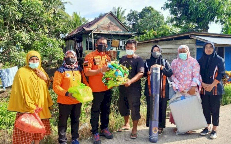 SERAHKAN BANTUAN. Tim BPBD Provinsi Sulsel menyerahkan bantuan kepada korban angin puting beliung yang terjadi di wilayah Kabupaten Wajo, Jumat (22/4/2022) lalu. foto: istimewa