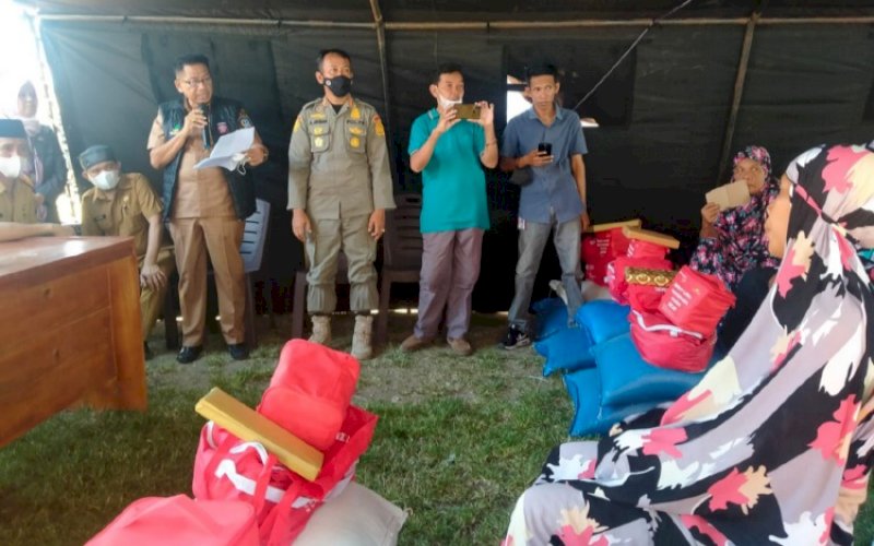 PENYALURAN BANTUAN. Tim melakukan penyaluran bantuan dari Pemprov Sulsel untuk korban terdampak musibah kebakaran di Kelurahan Panyula, Kecamatan Tanete Riattang Timur, Kabupaten Bone, Selasa (12/4/2022). foto: istimewa