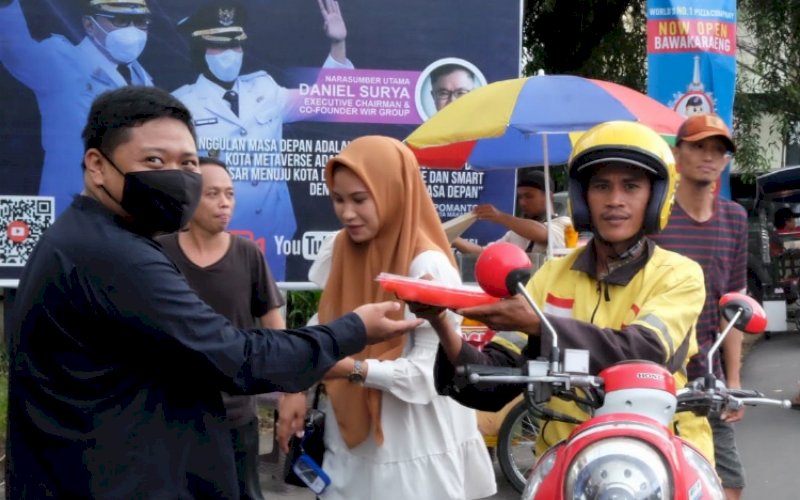BERBAGI. Tim Bapenda Kota Makassar menggelar aksi soal berbagi takjil gratis di jalan dan panti asuhan di Kota Makassar, Jumat (15/4/2022). foto: istimewa