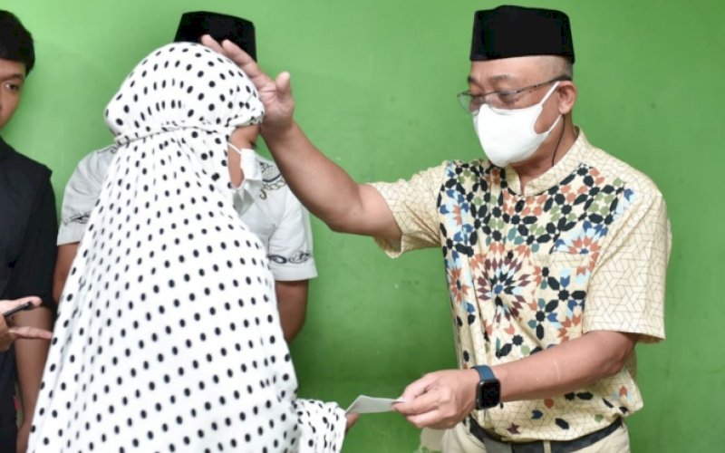 BERI SANTUNAN. Penjabat Direktur Utama Perumda Air Minum Kota Makassar, Beni Iskandar, memberikan santunan kepada anak panti asuhan pada hari pertama puasa, Minggu (3/4/2022). foto: istimewa