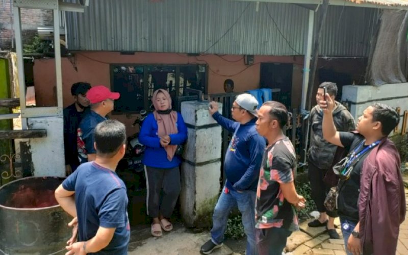 TEMUI WARGA. Penjabat Direktur Utama Perumda Air Minum Kota Makassar, Beni Iskandar, saat menemui warga di Kelurahan Pannampu, Kecamatan Tallo, Kota Makassar, Sabtu (2/4/2022). foto: istimewa