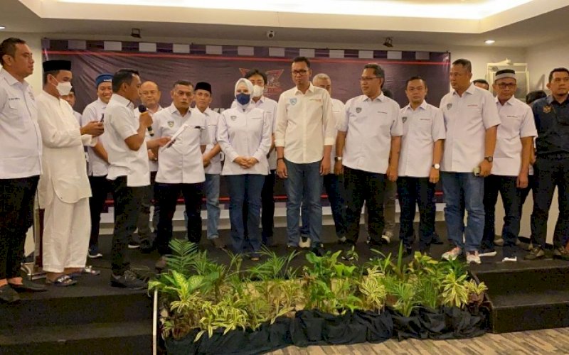 PENGUKUHAN. Mewakili Ketua IMI Sulsel Rusdi Masse, Ketua Harian IMI Sulsel Syaharuddin Alrif mengukuhkan pengurus klub otomotif, Benteng Kupa Sports Team (BKST) di Hotel Claro Makassar, Jumat (15/4/2022). foto: istimewa