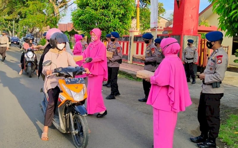 BERBAGI TAKJIL. Personel Batalyon C Pelopor Satbrimob Polda Sulsel dan ibu-ibu Bhayangkari membagikan takjil kepada pengendara motor di depan Markas Komando Brimob Bone, Jl MH Thamrin, Kelurahan TA, Kecamatan Tanete Riattang, Bone, Senin (4/4/2022). foto: istimewa