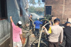 Kebakaran Hanguskan 14 Rumah di Panyula, Ini Aksi Brimob Bone