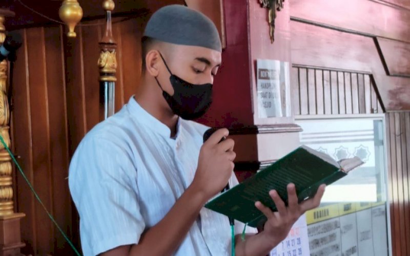 TADARUS. Personel Brimob Bone Tadarus Al Qur'an bersama di sela-sela aktivitas selama Ramadan. foto: istimewa