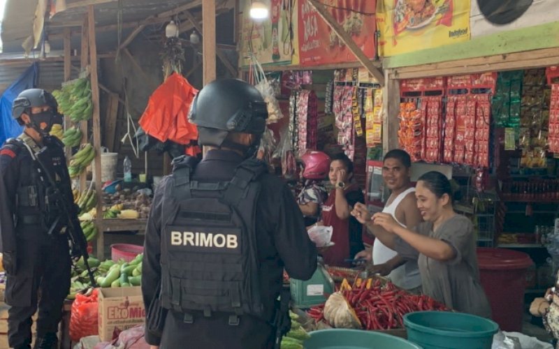 PATROLI. Personel Batalyon C Pelopor melaksanakan patroli di tempat keramaian untuk menjamin kondusivitas kamtibmas juga mengimbau masyarakat untuk tetap patuhi protokol kesehatan di Kabupaten Bone. foto: istimewa