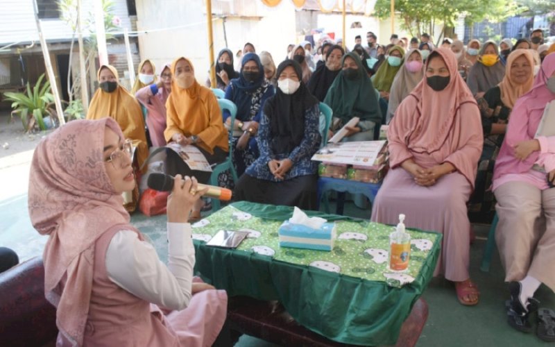 SAPA WARGA. Anggota DPRD Kota Makassar, Budi Hastuti, menyapa warga Kelurahan Tanjung Merdeka, Kecamatan Tamalate, Kota Makassar, Senin (11/4/2022). foto: istimewa