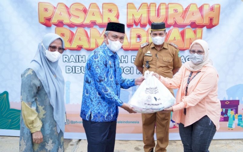 PASAR MURAH. Pembukaan Pasar Murah Ramadan ditandai dengan penyerahan paket sembako secara simbolis dari perwakilan PT Vale kepada Bupati Luwu Timur, Budiman, di Kantor Camat Malili, Senin (18/4/2022). foto: istimewa