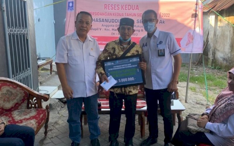 PDAM PEDULI. Perwakilan Perumda Air Minum Kota Makassar menyerahkan bantuan SCR PDAM Peduli kepada anggota DPRD Kota Makassar Hasanuddin Leo untuk selanjutnya diberikan kepada Abd Jalil selaku Ketua Pembangunan Masjid Al-Muttahidah, Kelurahan Barombong, Kecamatan Tamalate, Kota Makassar, Rabu (13/4/2022). foto: istimewa