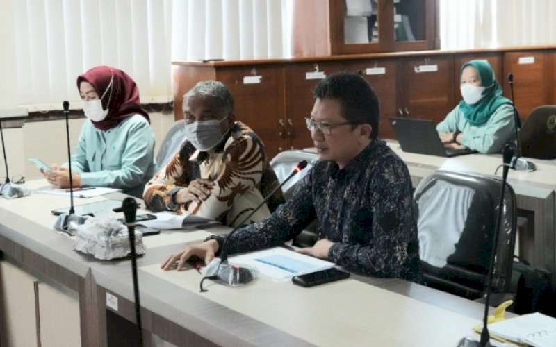BERI PENJELASAN. Senior Manager of Tax PT Vale Indonesia Tbk, Chandra Yudha (kanan), memberikan penjelasan dalam rapat kerja Komisi C DPRD Provinsi Sulsel terkait kontribusi PT Vale ke pemerintah, Senin (4/4/2022). foto: istimewa