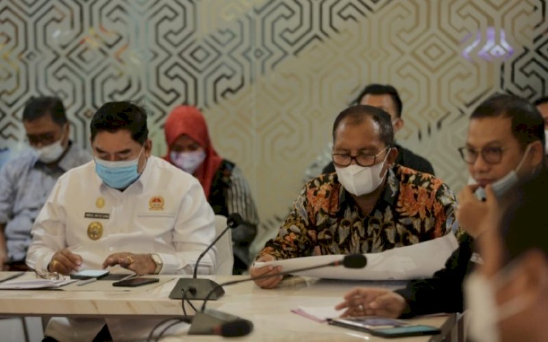 RAKOR. Wali Kota Makassar, Moh Ramdhan Pomanto (kedua kiri), saat menghadiri rapat koordinasi bersama BPKA Sulsel yang digelar di Kantor Gubernur Sulsel, Kamis (7/4/2021). Turut hadir Sekda Provinsi Sulsel, Abdul Hayat Gani (kiri). foto: istimewa