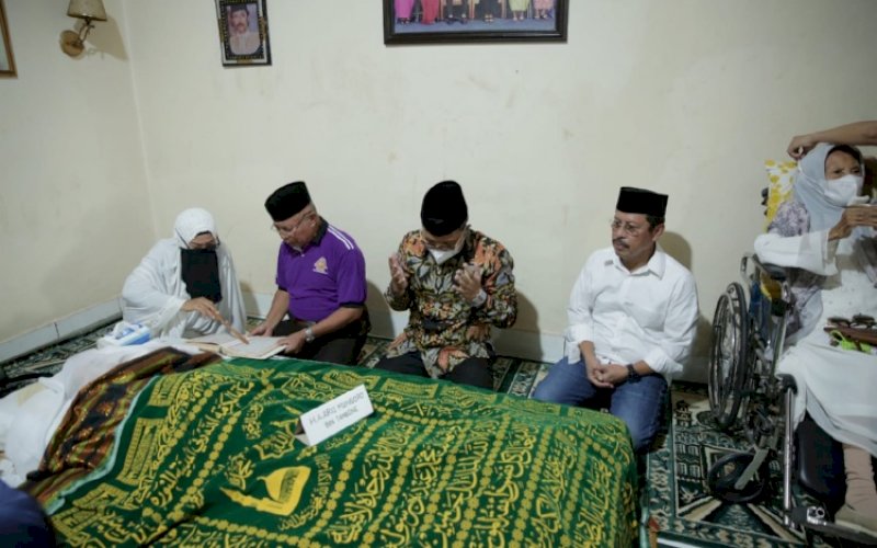 MELAYAT. Wali Kota Makassar Moh Ramdhan Pomanto melayat ke rumah duka ayahanda Muh Ansar Sekda Kota Makassar Almarhum Andi Aris Mangopo di Jl Datuk Ditiro, Kota Makassar, Kamis (7/4/2022). foto: istimewa