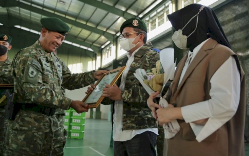 PENGUKUHAN. Panglima Divisi Infanteri 3 Kostrad Mayjen TNI Dwi Darmadi mengukuhkan Wali Kota Makassar Moh Ramdhan Pomanto bersama istri yang juga Ketua TP PKK Kota Makassar Indira Jusuf Ismail sebagai warga kehormatan Divisi Infanteri 3 Kostrad di GOR Kikav 14/JJ/13 Kostrad, Kecamatan Bontomarannu, Kabupaten Gowa, Kamis (28/4/2022). foto: istimewa