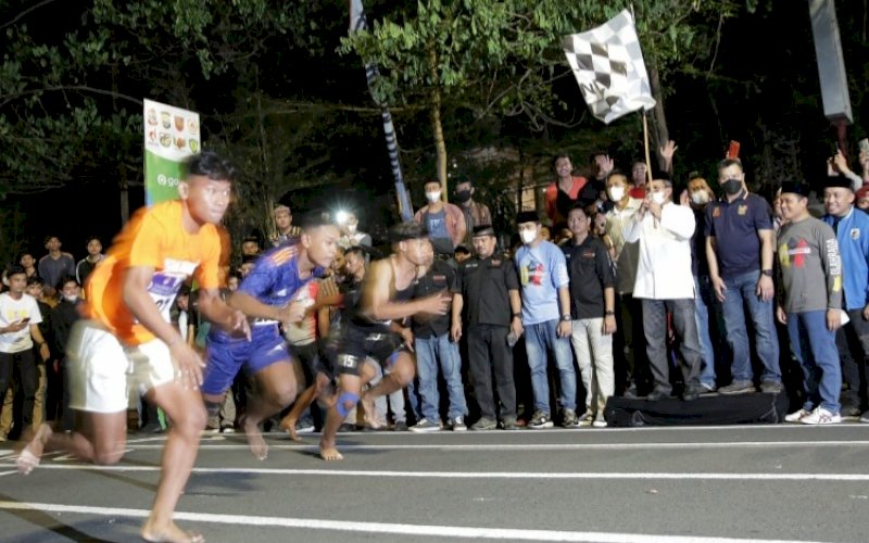 LBRC. Wali Kota Makassar, Moh Ramadhan Pomanto, menyaksikan sekaligus menutup secara resmi final Lantang Bangngia Run Race (LBRC) 2022 di depan Anjungan Pantai Losari, Jl Penghibur, Kota Makassar, Kamis (28/4/2022) malam. foto: istimewa