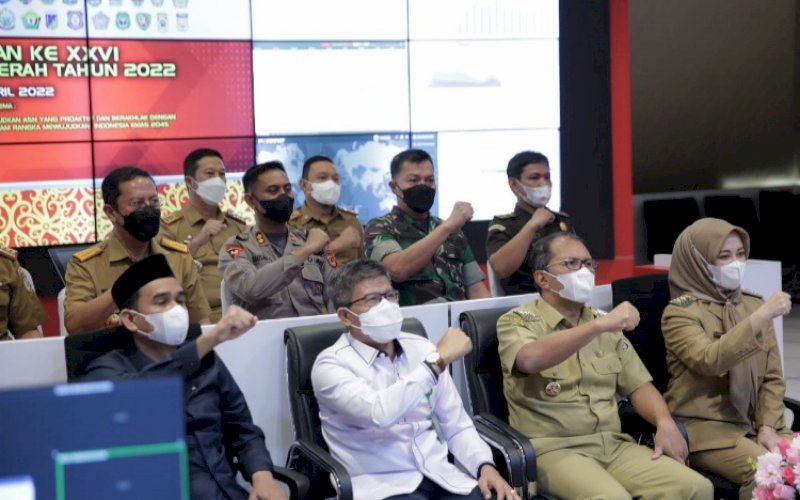 HARI OTDA. Wali Kota Makassar Moh Ramdhan Pomanto (kedua kanan) bersama wakilnya Fatmawati Rusdi (kanan), Ketua DPRD Kota Makassar Rudianto Lallo (kiri) serta pejabat Forkopimda Makassar dan Pemkot Makassar mengikuti peringatan Hari Otonomi Daerah XXVI yang digelar Kementerian Dalam Negeri secara virtual dari War Room lantai 10 Menara Kantor Balai Kota Makassar, Senin (25/4/2022). foto: istimewa
