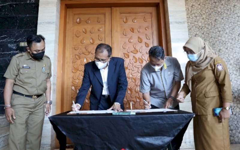 MOU. Wali Kota Makassar Moh Ramdhan Pomanto bersama Kepala Cabang BPJS Ketenagakerjaan Makassar Hendrayanto melakukan penandatanganan Memorundum of Understanding (MoU) di Kediaman Pribadi Danny Pomanto, Jl Amirullah, Selasa (5/4/2022). foto: istimewa