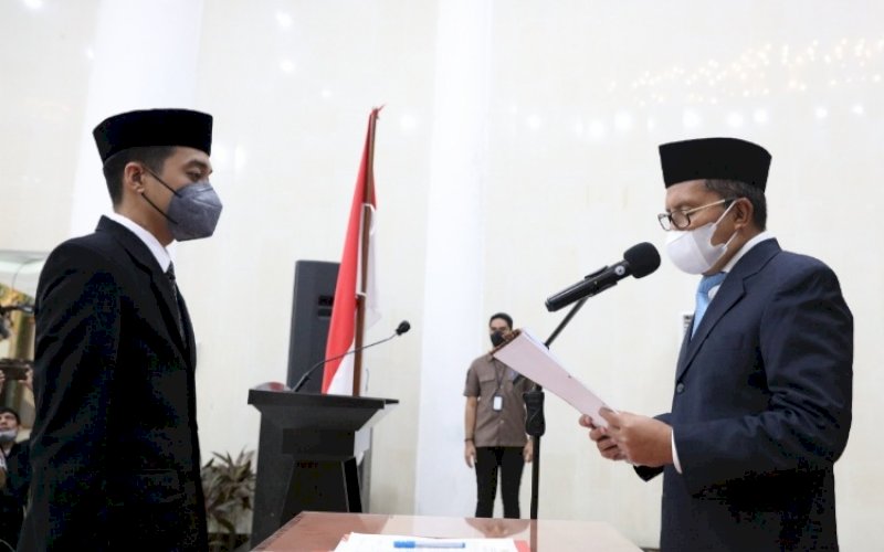 PELANTIKAN. Wali Kota Moh Ramdhan Pomanto melantik Muhammad Hatim sebagai Kepala Disdukcapil Kota Makassar di Baruga Anging Mammiri Rumah Jabatan Wali Kota Makassar, Selasa (5/4/2021). foto: istimewa