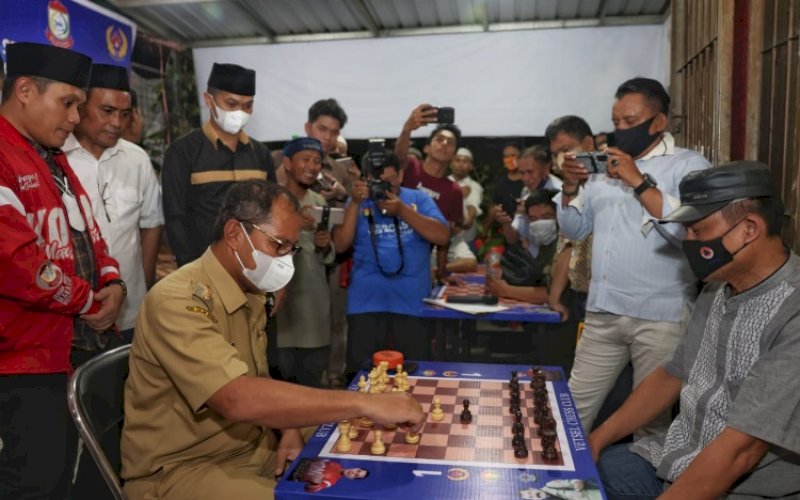 MAIN CATUR. Wali Kota Makassar, Moh Ramdhan Pomanto, menyempatkan bermain catur saat membuka secara resmi Catur Ramadan Cup Vetsel Chess Club Makassar di Warkop Catur Vetsel Chess Club, Jl Veteran Selatan, Kota Makassar, Selasa (12/4/2022). foto: istimewa
