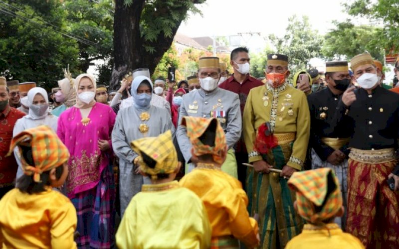 PARADE BUDAYA. Wali Kota Makassar Moh Ramdhan Pomanto didampingi Ketua TP PKK Kota Makassar Indira Yusuf Ismail dan Kepala Dinas Pariwisata Kota Makasar Andi Herfida Attas menghadiri Parade Budaya dalam rangkaian Hari Kebudayaan Kota Makassar 2022 digelar Dinas Pariwisata Kota Makassar di depan Museum Kota Makassar, Jl Balai Kota, Jumat (1/4/2022). foto: istimewa