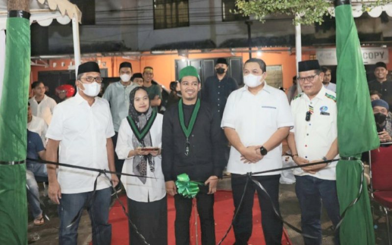 PERESMIAN. Wali Kota Makassar, Moh Ramdhan Pomanto (kiri), meresmikan Sekretariat Badko HMI Sulselbar, yang berada di Jl Prof Basalama (Eks Jl Racing Centre), Kota Makassar, Sabtu (30/4/2022). foto: istimewa