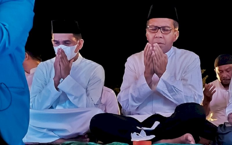 BERDOA. Wali Kota Makassar Moh Ramdhan Pomanto (kanan) bersama Ketua DPRD Kota Makassar Rudianto Lallo berdoa di sela-sela Salat Subuh berjemaah di pelataran Anjungan Pantai Losari Makassar, Minggu (24/4/2022). foto: istimewa