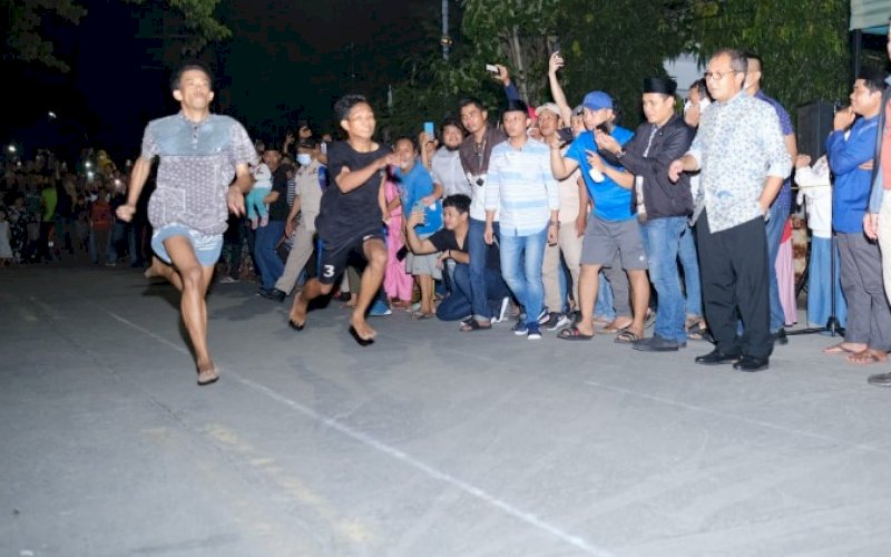 RUN RACE. Wali Kota Makassar, Moh Ramdhan Pomanto, menyaksikan Run Race 2022 di Kecamatan Tallo, Kota Makassar, Sabtu (23/4/2022) malam. foto: istimewa