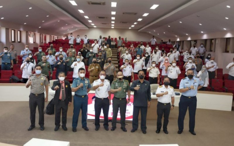 SAMBUTAN. Wali Kota Makassar, Moh Ramdhan Pomanto (keempat kiri), menerima kunjungan resmi peserta SSDN PPRA LXIII 2022 Lemhannas RI di Ruang Sipakatau Balai Kota Makassar, Rabu (6/4/2022). foto: istimewa