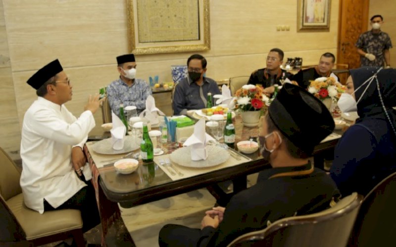 BUKA PUASA. Wali Kota Makassar, Moh Ramdhan Pomanto, buka puasa bersama para peserta SSDN PPRA) LXIII 2022 Lemhannas RI di kediaman pribadinya, Jl Amirullah, Kota Makassar, Kamis (7/4/2022). foto: istimewa