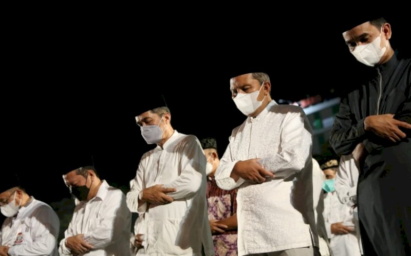 SALAT SUBUH. Wali Kota Makassar Moh Ramdhan Pomanto (kedua kanan), Ketua DPRD Kota Makassar Rudianto Lallo (kanan) bersama Forkopimda, jajaran pejabat serta lingkup SKPD, camat, lurah, dan RT/RW se-Kota Makassar melaksanakan Salat Subuh berjemaah di Anjungan Pantai Losari Makassar, Minggu (17/4/2022). foto: istimewa