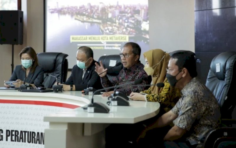 PENJAJAKAN. Wali Kota Makassar, Moh Ramdhan Pomanto (tengah), menerima Komisi Ekonomi dan Sosial Perserikatan Bangsa-Bangsa untuk Asia dan Pasifik (ESCAP) bersama Deputi BRIN ORPA menyambangi Kantor Balai Kota Makassar, Kamis (28/4/2022). foto: istimewa