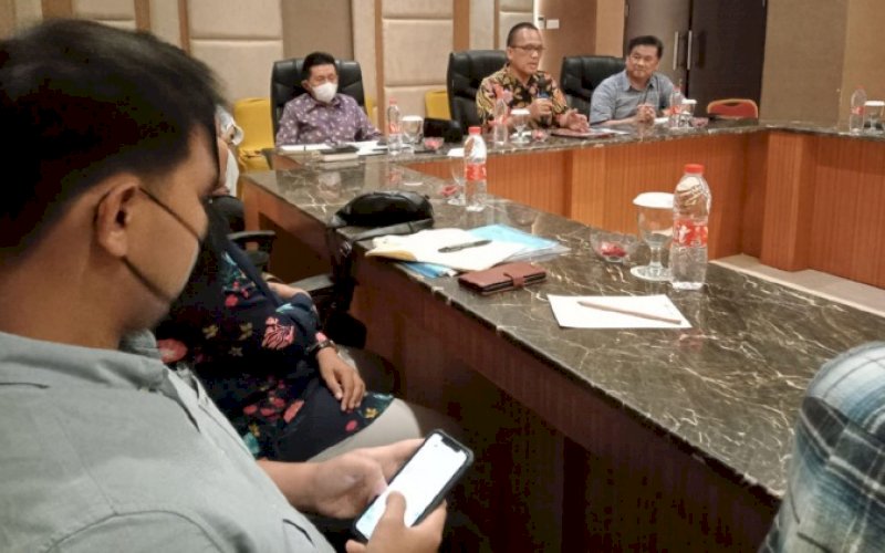 PERTEMUAN. Dewan Komisaris PT KIMA melakukan pertemuan dengan puluhan pengusaha yang tergabung dalam PPKM di Swissbel Hotel Makassar, Senin (11/4/2022). foto: istimewa