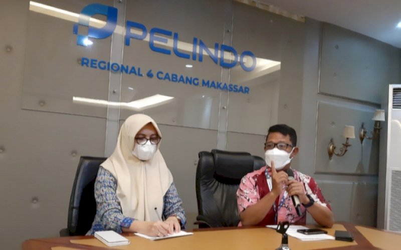 MUDIK LEBARAN. Regional Head 4 Pelindo Dwi Rahmad Toto (kanan) didampingi General Manager Pelindo Regional 4 Makassar Enriany Muis memberikan keterangan terkait Persiapan Pelindo Regioal 4 Menghadapi Lebaran 1443 H/2022 M di Ruang Rapat Lantai 2 Kantor Pelindo Regional 4, Jumat (7/4/2022). foto: doelbeckz/pluz.id