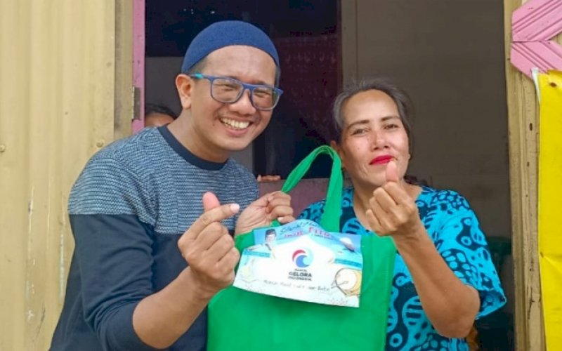 GELORA BERBAGI. Ketua DPD Partai Gelora Makassar, EZ Muttaqien Yunus, door to door membagikan paket Lebaran untuk warga Kota Makassar, Jumat (29/4/2022). foto: istimewa