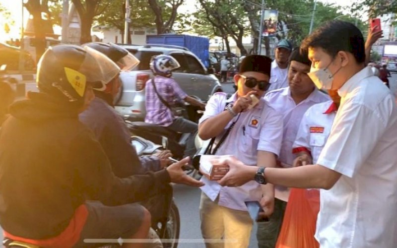 BERBAGI TAKJIL. Pengurus DPC Gerindra Kota Makassar dan anggota Fraksi Gerindra DPRD Kota Makassar membagikan ribuan takjil kepada masyarakat dengan menyasar para pengguna jalan, Selasa (26/4/2022). foto: istimewa