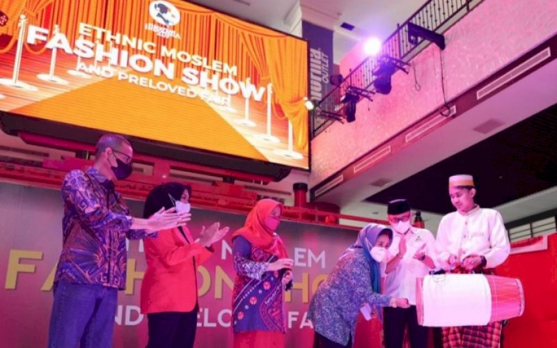 PEMBUKAAN. Mewakili Ketua TP PKK Sulsel, Andi Kasmawati Paturusi, membuka Ethnic Moslem Fashion Show and Preloved Fair yang digelar di Mal Phinisi Point (PIPO) Makassar, Rabu (13/4/2022). foto: istimewa