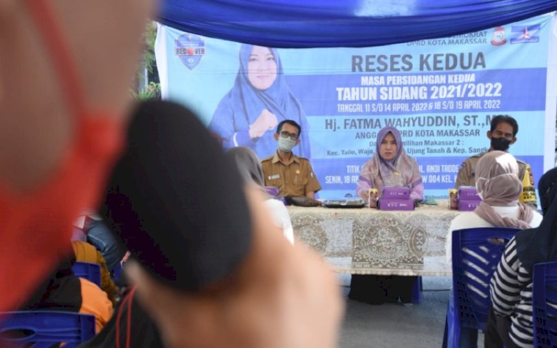 RESES. Anggota DPRD Kota Makassar, Fatma Wahyuddin, kembali menemui warga Kelurahan Kalukuang, Kecamatan Tallo dalam rangka kegiatan reses kedua masa persidangan kedua tahun anggaran 2021-2022 di Jl Andi Tadde, Kota Makassar, Senin (18/4/2022). foto: istimewa