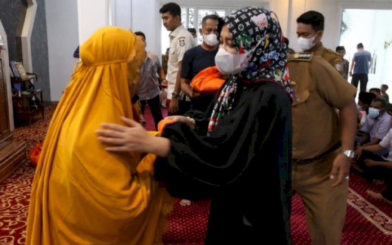 SALURKAN ZAKAT. Wakil Wali Kota Makassar, Fatmawati Rusdi, menyalurkan zakat pribadinya kepada salah seorang warga di sela-sela Safari Ramadan yang dilakukannya, Senin (25/4/2022). foto: istimewa