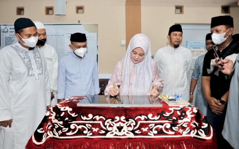 PERESMIAN. Wakil Wali Kota Makassar, Fatmawati Rusdi, menandatangani prasasti peresmian Masjid Al-Mubarak Trika di Jl Perintis Kemerdekaan VII, Kecamatan Tamalanrea, Kota Makassar, Sabtu (23/4/2022). foto: istimewa