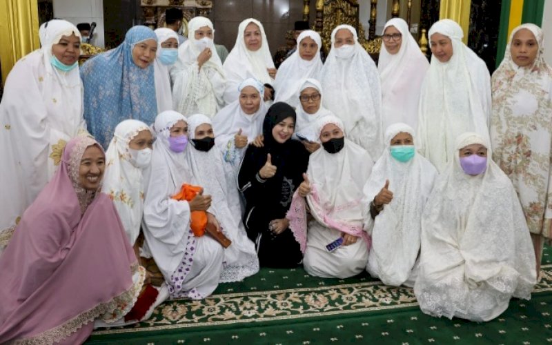 KEBERSAMAAN. Wakil Wali Kota Makassar, Fatmawati Rusdi (tengah), bersama jemaaah usai menunaikan Salat Subuh berjemaah di Masjid Babussalam Bumi Permata Sudiang (BPS), Kecamatan Biringkanaya, Kota Makassar, Sabtu (23/4/2022). Pada kesempatan ini, Fatmawati Rusdi juga membagikan sembako yang dibalut dalam kegiatan Safari Ramadan. foto: istimewa