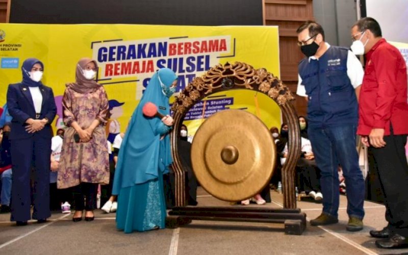 LAUNCHING. Ketua Tim Penggerak PKK Sulsel, Naoemi Octarina, memukul gong sebagai tanda launching Gerakan Bersama Remaja Sulsel Sehat di Hotel Four Point by Sheraton Makassar, Jumat (1/4/2022). foto: istimewa