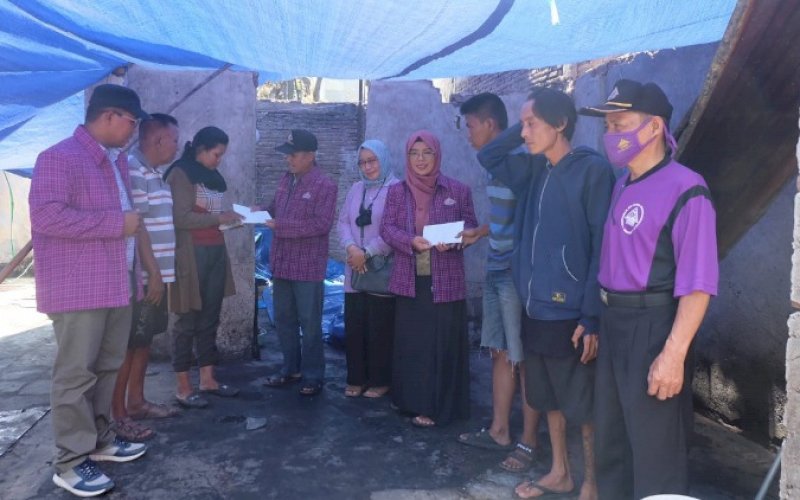HIKMA PEDULI. Ketua HIKMA Ranting Manggala Ramli Mannang didampingi Sekretaris Ranting Hartono Arief, Bendahara Ranting Fitri Apandi, dan Koordinator Humas Tenri F Burhan menyerahkan santunan kepada kepada korban kebakaran di Jl Abubakar Lambogo (Ablam), Bara-baraya, Kota Makassar, Sabtu (2/4/2022). foto: istimewa