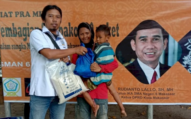 BERBAGI. Pengurus IKA SMAN 6 Makassar berbagi sembako kepada warga yang tinggal di sekitar sekolah, Jl Prof Dr Ir Sutami, Kelurahan Bira, Kecamatan Tamalanrea, Kota Makassar. foto: istimewa 