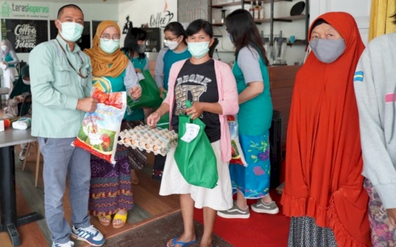 BAGI SEMBAKO. IKVI bekerja sama dengan PT Vale Indonesia dan KKVI mengadakan Bakti Sosial (Baksos) dengan membagikan paket sembako gratis kepada masyarakat kurang mampu di empat wilayah pemberdayaan PT Vale di Kabupaten Luwu Timur, Rabu, (13/4/2022). foto: istimewa