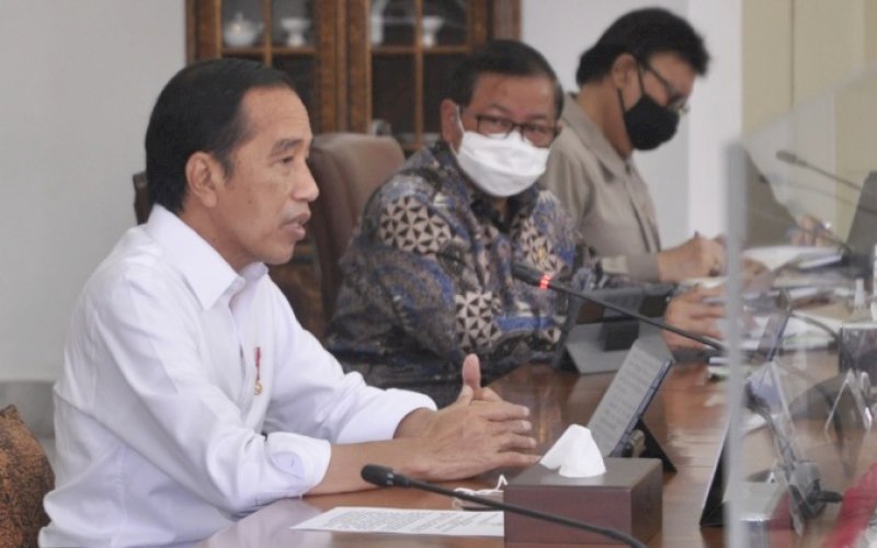 PIMPIN RAPAT. Presiden Joko Widodo memimpin Ratas Persiapan Pemilu dan Pilkada Serentak Tahun 2024 di Istana Kepresidenan Bogor, Jawa Barat, Minggu (10/04/2022). foto: istimewa