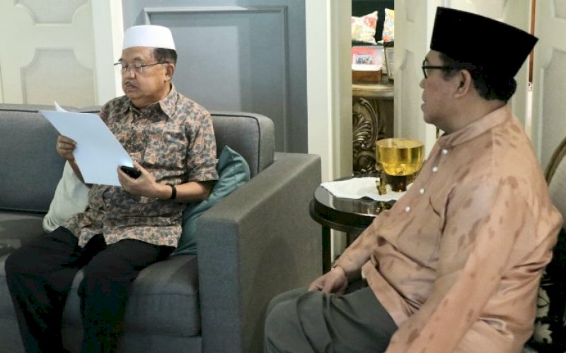 SURAT PEMECATAN. Ketua Umum DMI, Jusuf Kalla, membaca dan memperhatikan surat pemecatan terhadap M Arief Rosyid Hasan dari kepengurusan dan keanggotaan organisasi DMI di kediamannya, Jl Brawijaya, Jakarta, Minggu (3/4/2022). foto: istimewa