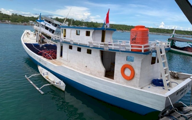 BANTUAN. Pemprov Sulsel melalui Dinas Perikanan dan Kelautan Provinsi Sulsel memberikan bantuan kapal dan alat tangkap ikan untuk sejumlah kelompok nelayan di Kabupaten Selayar. foto: istimewa