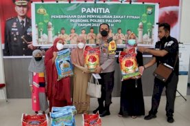 Kapolres Palopo Serahkan Zakat Fitrah Anggota untuk Warga Kurang Mampu