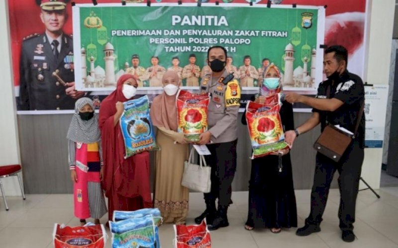 PENYERAHAN. Kapolres Palopo, AKBP Muh Yusuf Usman, menyerahkan zakat fitrah anggota dan ASN beserta keluarga besar Polres Palopo kepada warga Kota Palopo kurang mampu di Ruang Lobi Polres Palopo, Kamis (28/4/2022). foto: istimewa