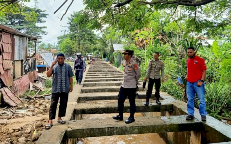 PENGECEKAN. Kapolsek Moncongloe, IPDA Mansyur, bersama personel melakukan pemeriksaan dan pengecekan di jalan Inspeksi PDAM Ballapati, Desa Moncongloe Lappara, Kecamatan Moncongloe, Kabupaten Maros, Sabtu (9/4/2022). foto: istimewa