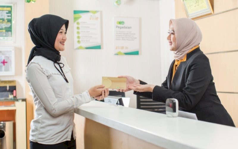 PROMO PEGADAIAN. Petugas Pegadaian melayani pelanggan dengan ramah. Pegadaian menyediakan program promosi April Emas Tahun 2022 berupa pemberian hadiah langsung dan hadiah undian untuk transaksi Produk Cicil Emas dan Tabungan Emas. foto: istimewa